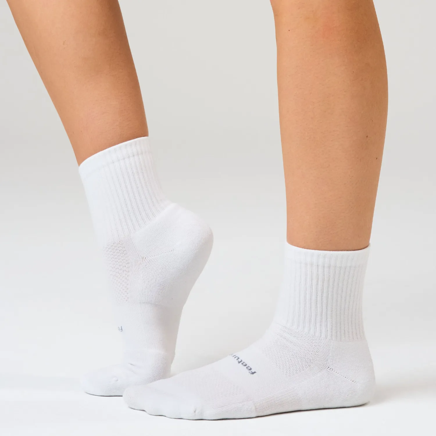 Feetures High Performance Max Cushion Quarter Tall sokk White myk