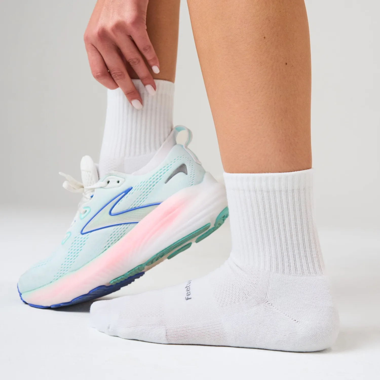 Feetures High Performance Max Cushion Quarter Tall sokk White myk