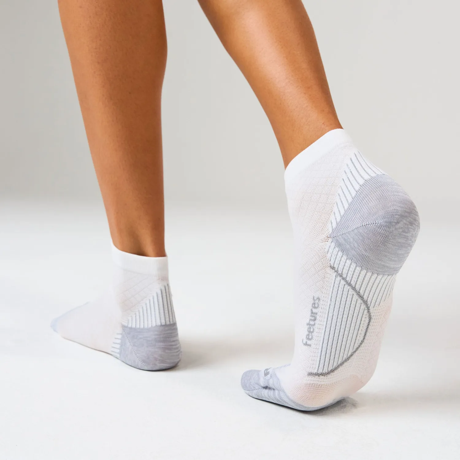 Feetures Plantar Fasciitis Relief Ultra Light Quarter sokker hvit tynn